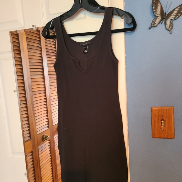 Elegant Black Sleeveless Dress - Picture 3 of 11